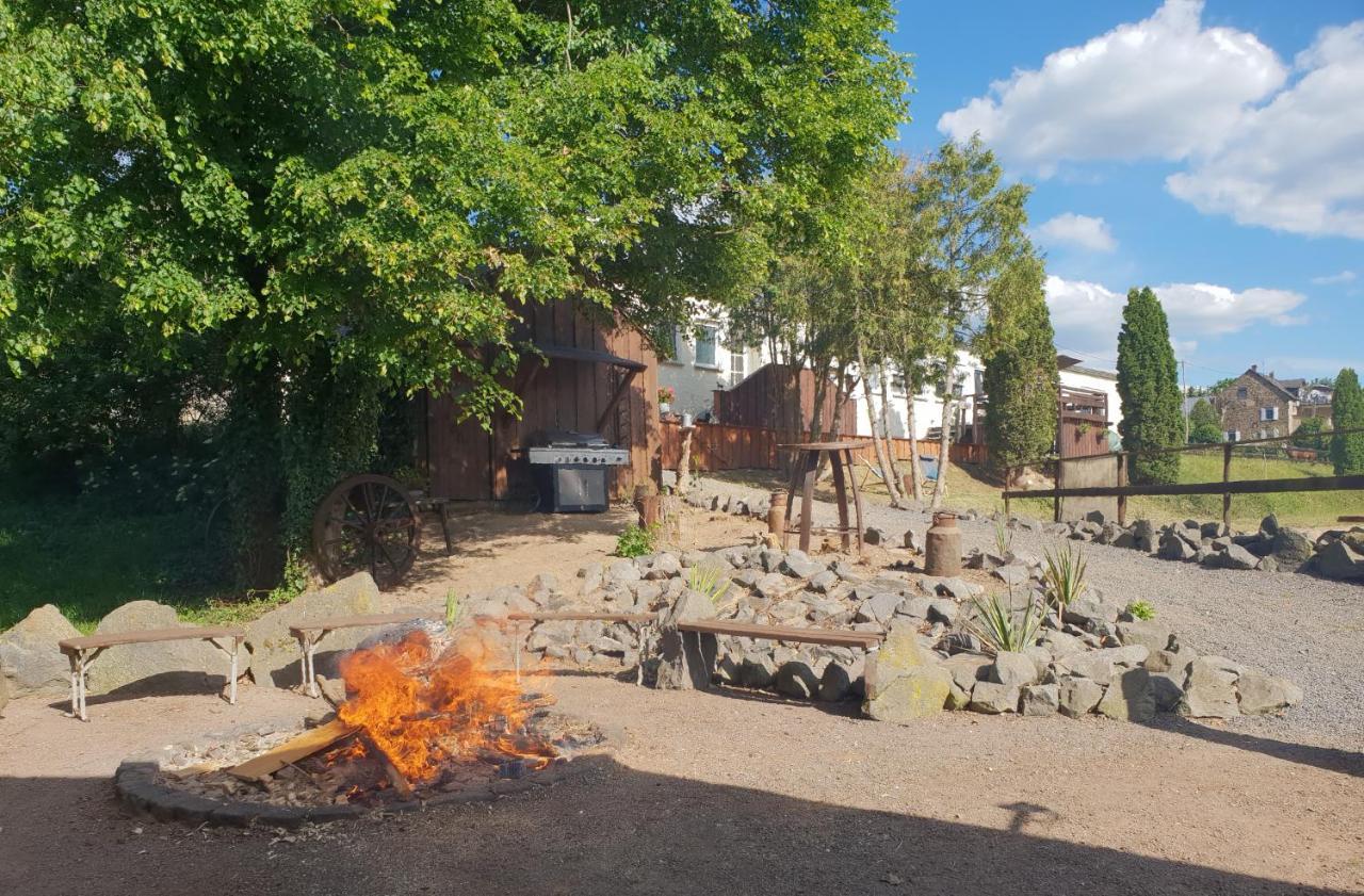 Moderne Ferienwohnung Black Beauty Auf Idyllischem Reiterhof Naehe Burg Eltz Munstermaifeld Bagian luar foto