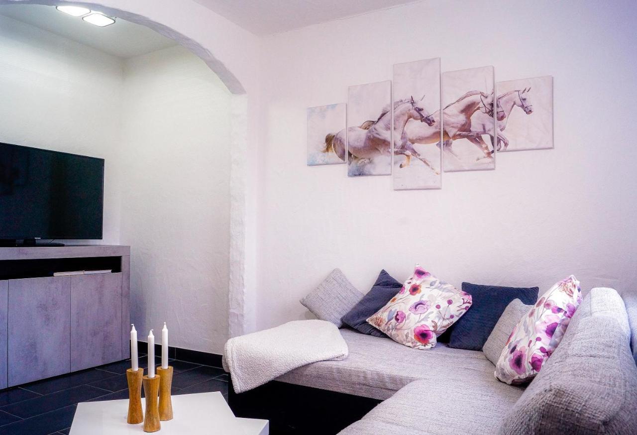 Moderne Ferienwohnung Black Beauty Auf Idyllischem Reiterhof Naehe Burg Eltz Munstermaifeld Bagian luar foto